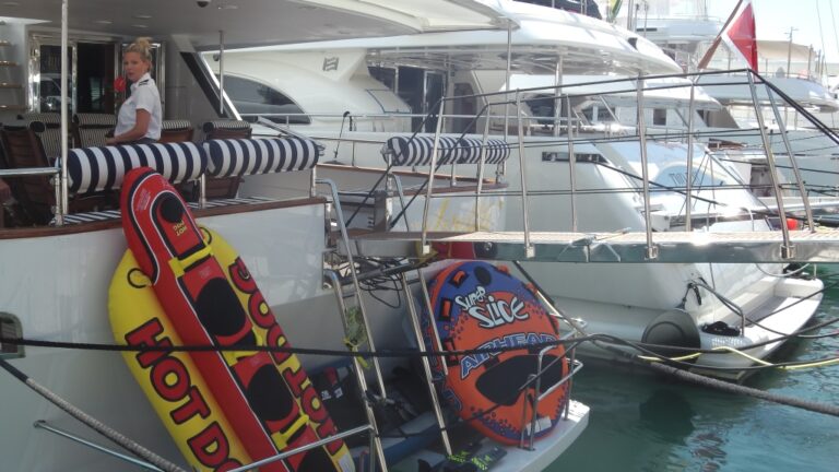 Yacht AVELLA -  Water Toys