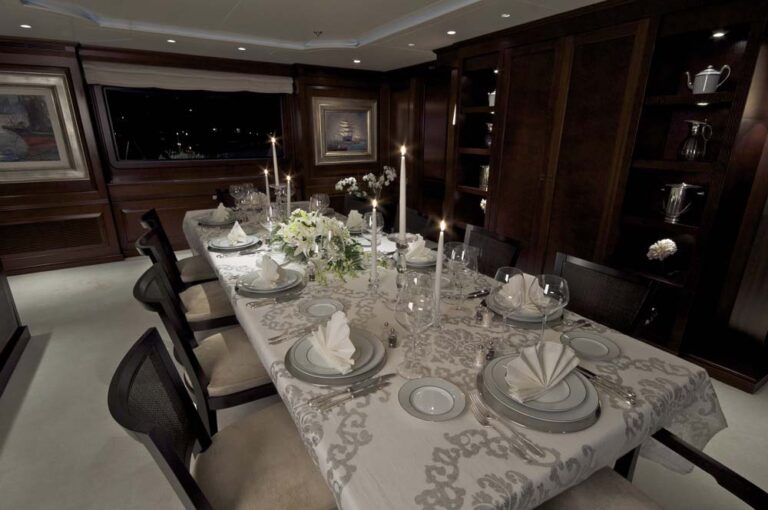 Yacht AZTECA II - Formal Dining