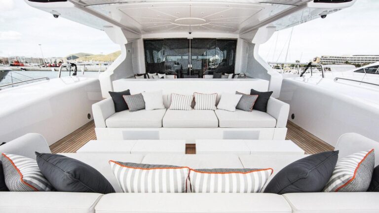 Yacht BEACHOUSE Aft