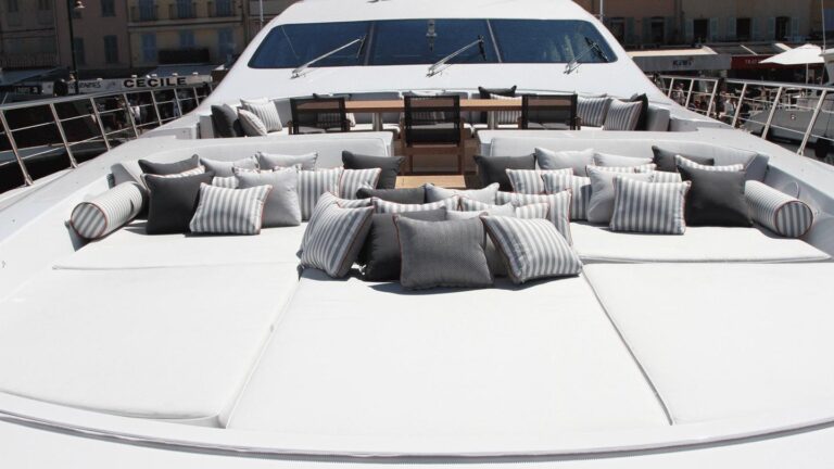 Yacht BEACHOUSE Bow