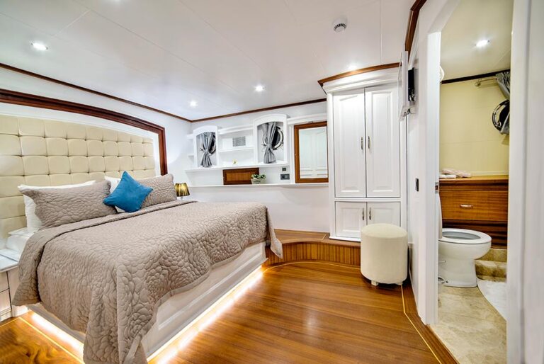 Yacht BELLAMARE - 2nd Master Cabin