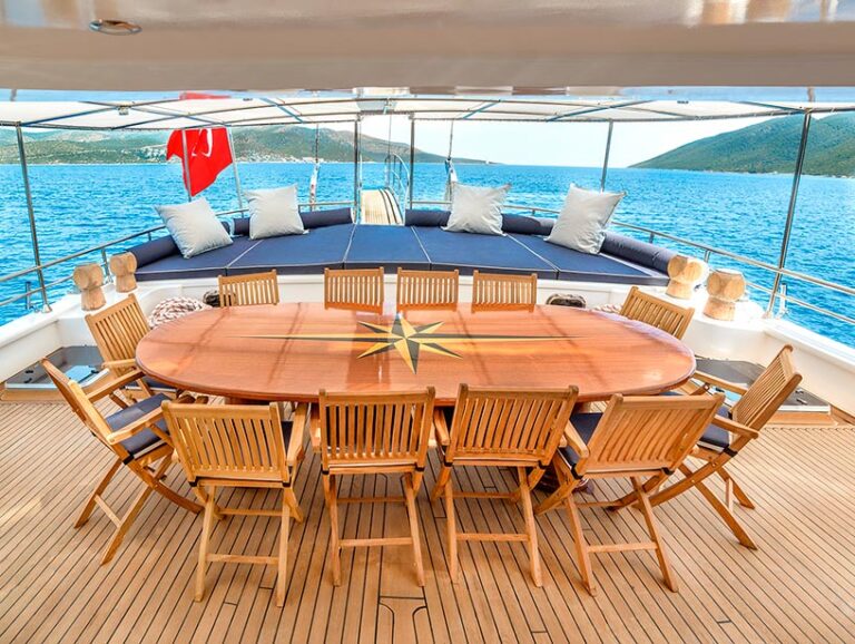 Yacht BELLAMARE - Aft deck Dining
