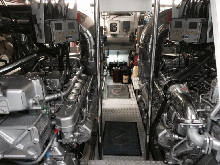 Yacht BIRD OF PREY - Engine room