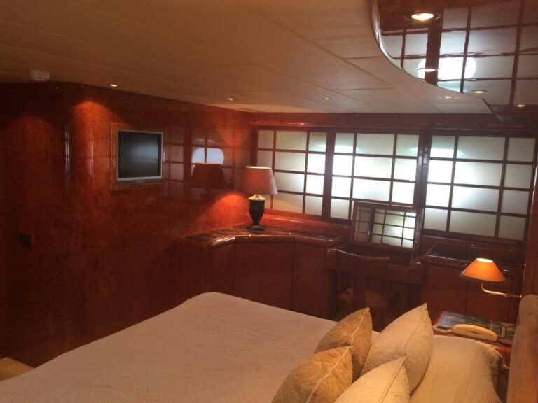 Yacht BIRD OF PREY - Master stateroom