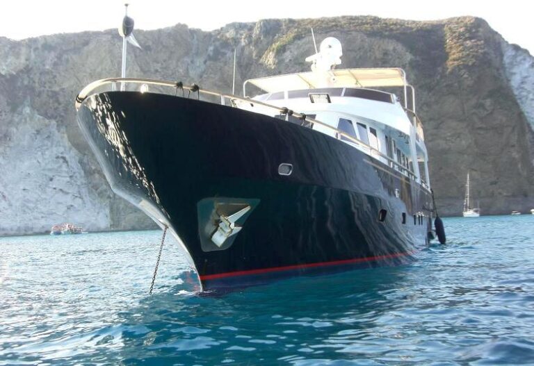 Yacht BLUE LADY -  At Anchor