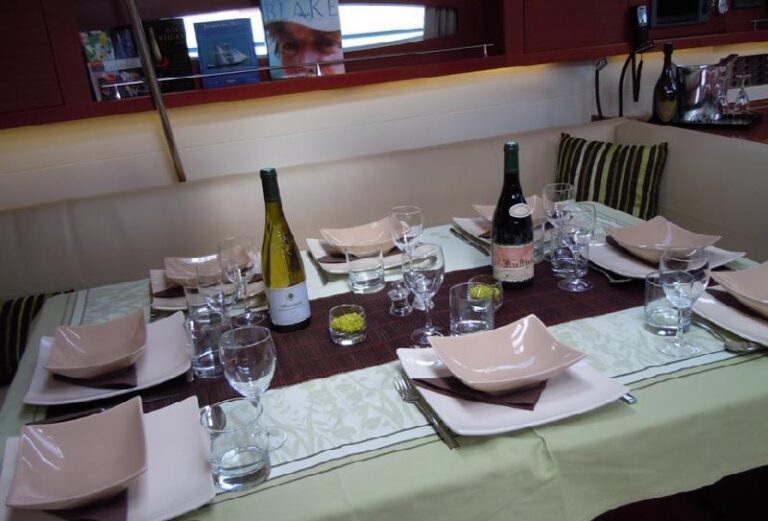 Yacht BLUE PASSION -   Dining Table
