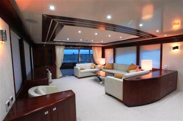 Yacht BLUE SAPPHIRE - Salon looking Aft