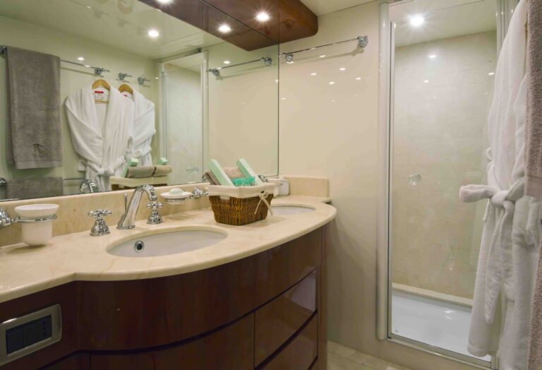Yacht BOJANGLES - Master Ensuite