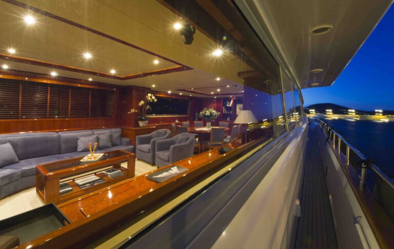 Yacht BOJANGLES - Side Deck looking in