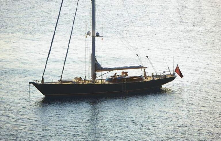 Yacht BOLERO - Anchored