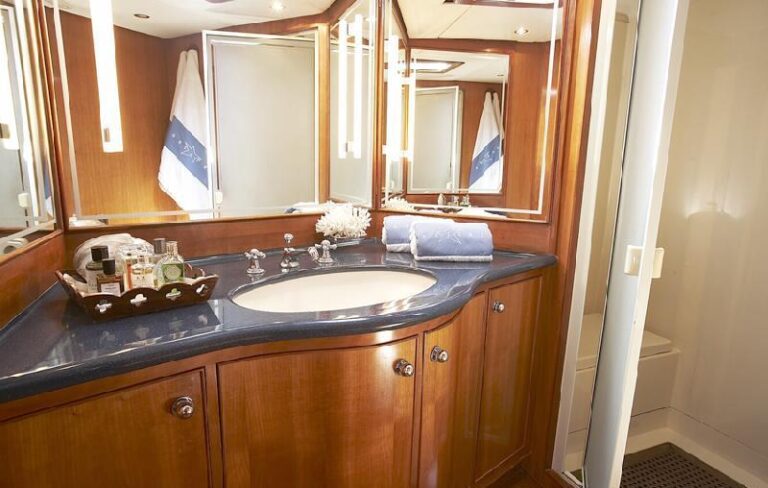 Yacht BOLERO - Master Ensuite
