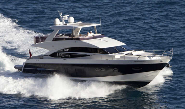 Yacht CARTE BLANCHE III -  Running Shot
