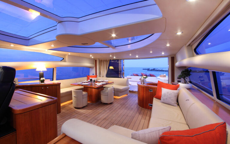 Yacht CHAMPNEYS -  Salon looking Aft