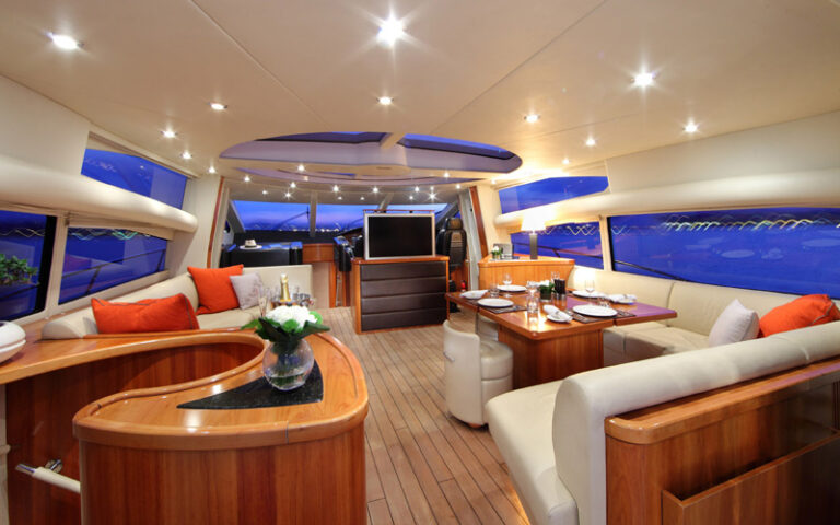 Yacht CHAMPNEYS -  Salon looking forward