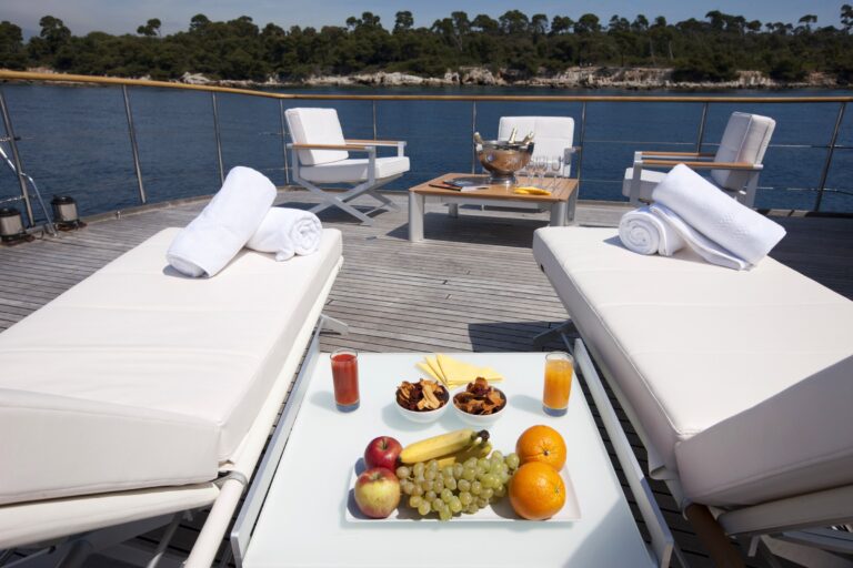 Yacht CLARA ONE - Flybridge Sunbathing
