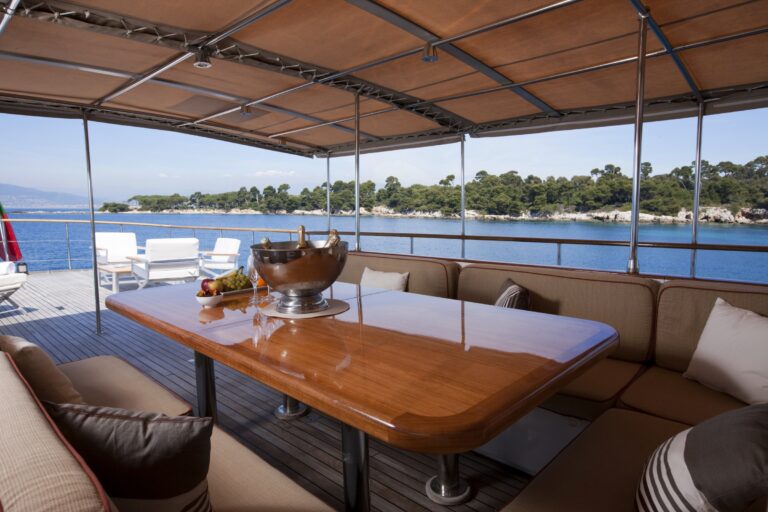 Yacht CLARA ONE - Flybridge Table