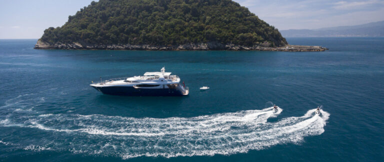 Yacht CLARITY