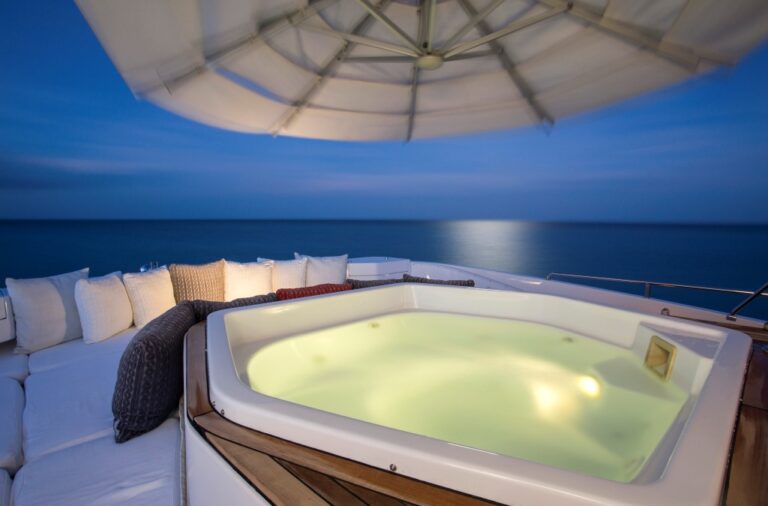 Yacht Camarina Royale -  Sundeck Jacuzzi