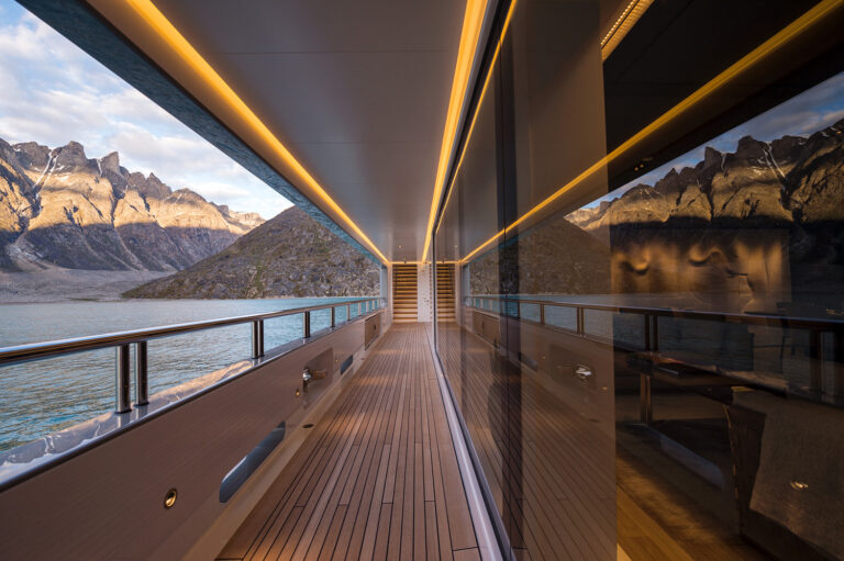 Yacht Cloudbreak -