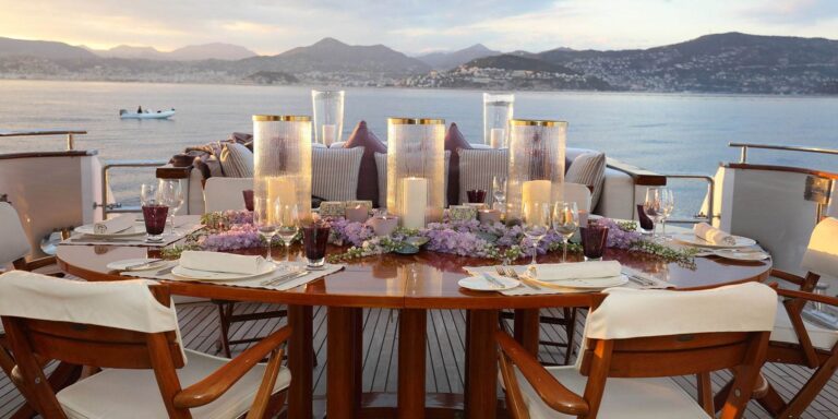 Yacht D'Angleterre II - Table Setting