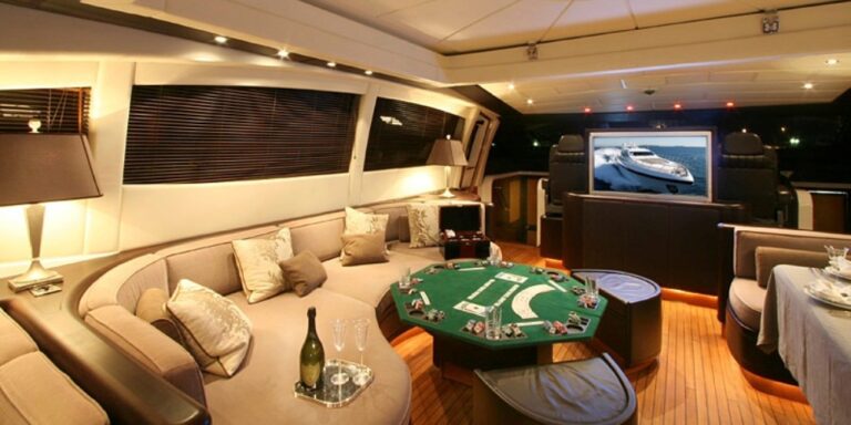 Yacht DELHIA - Main Salon Seating