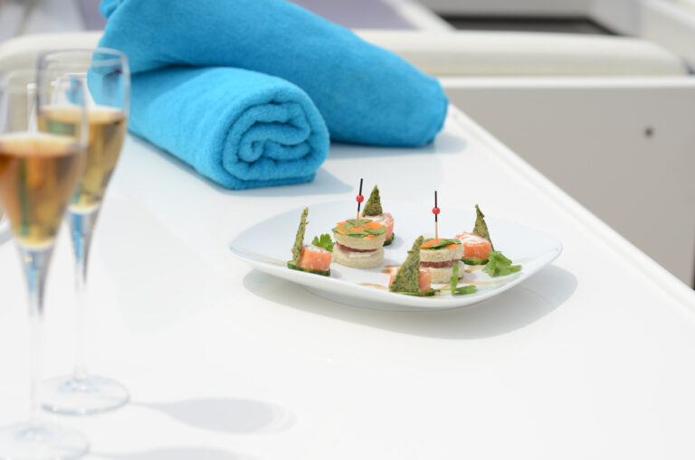 Yacht DILIAS -  Canapes on Deck