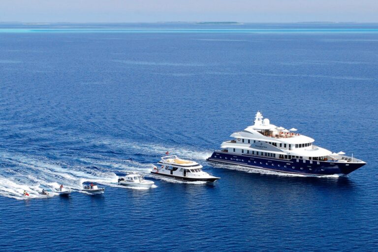 Yacht Dhaainkanbaa And Tenders