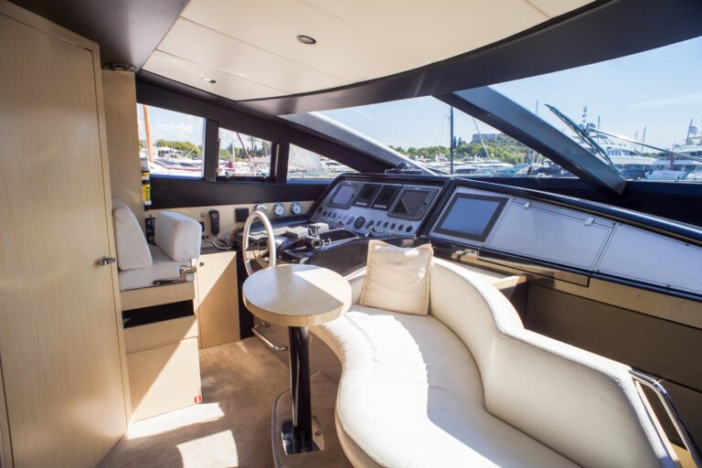 Yacht Dolce Mia - Helm