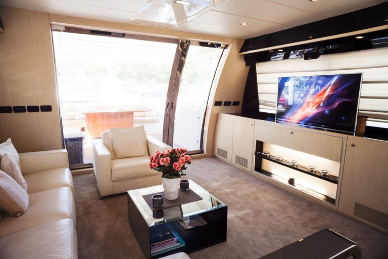 Yacht Dolce Mia - Salon looking Aft