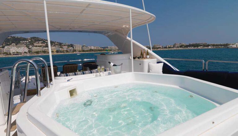 Yacht ENCHANTRESS -  Sundeck Spa Pool