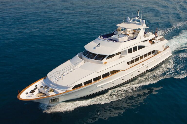 Yacht ENCHANTRESS A Benetti Classic Underway
