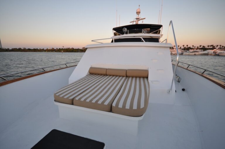 Yacht GOLDEN GIRL - Bow