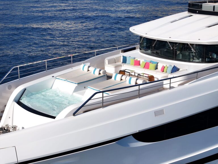Yacht HALARA - Jacuzzi  ©YG