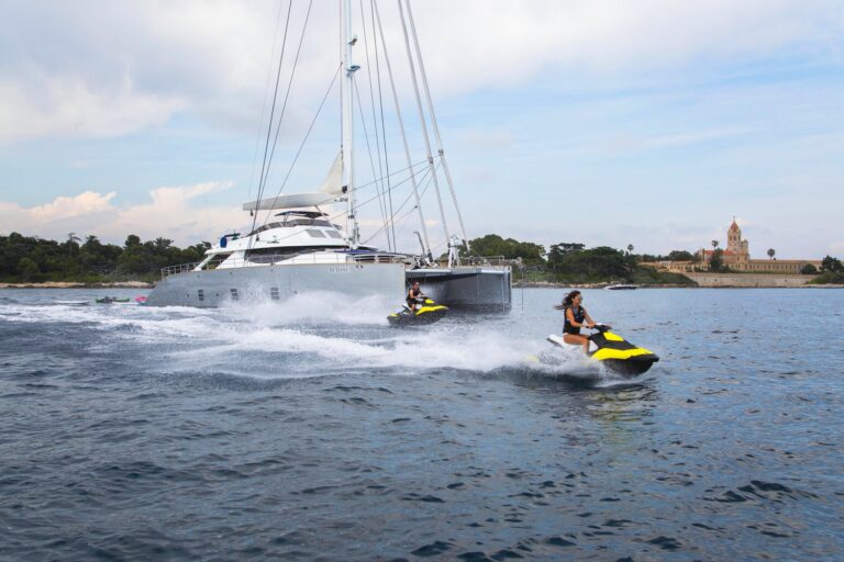 Yacht Hutiane Catamaran - Jet Skis