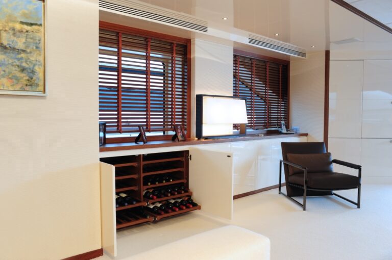 Yacht IDEFIX - Salon Wine