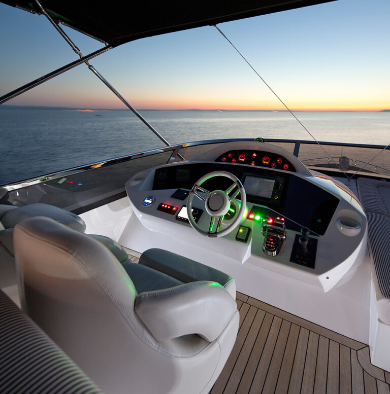Yacht IMAI -  Flybridge Helm
