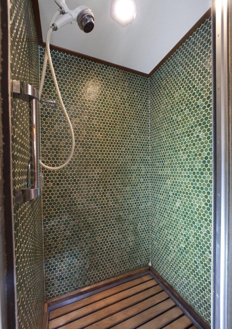 Yacht IMPETUOUS -  Guest Shower