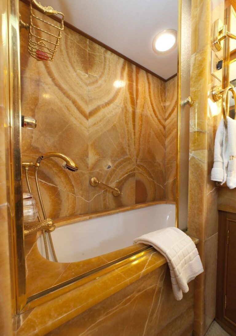 Yacht IMPETUOUS -  Master Bathroom