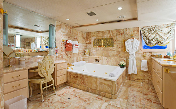Yacht ISLANDER - Master Bathroom