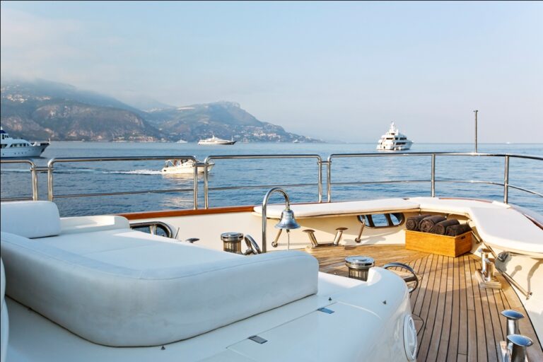 Yacht LA DEA -  Foredeck Seating