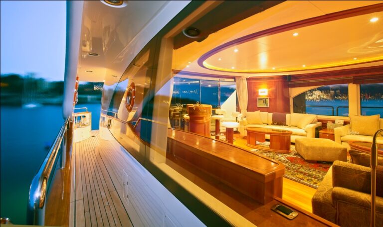 Yacht LA DEA -  Main Salon looking in