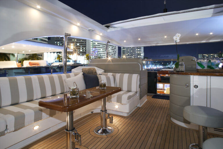 Yacht LA DOLCE VITA -  Sundeck Seating