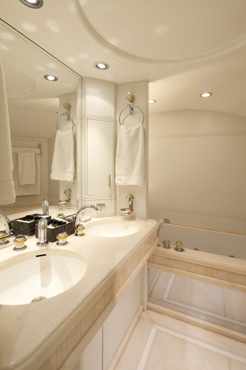 Yacht LA MASCARADE -  Master Bathroom