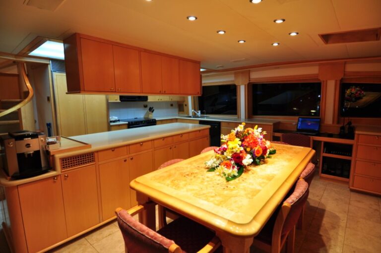 Yacht LADY DIANE II - Country Kitchen