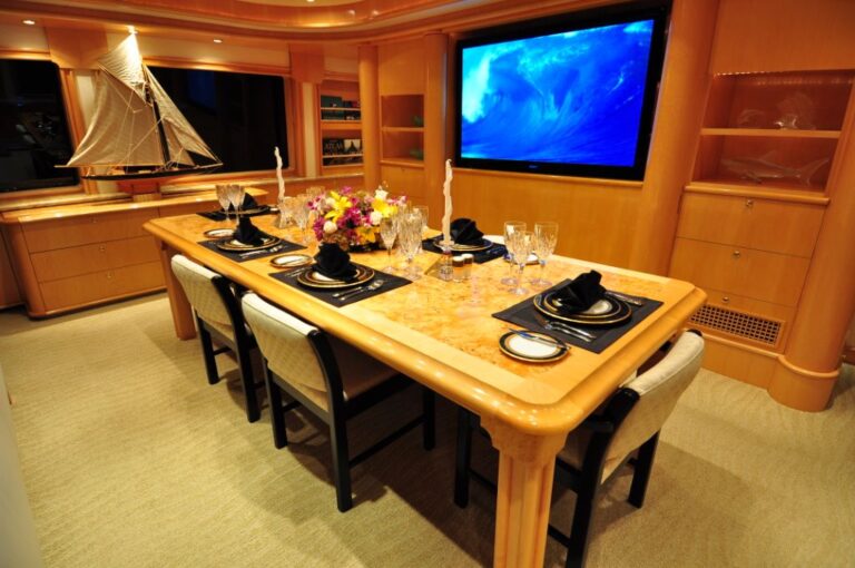 Yacht LADY DIANE II - Formal Dining