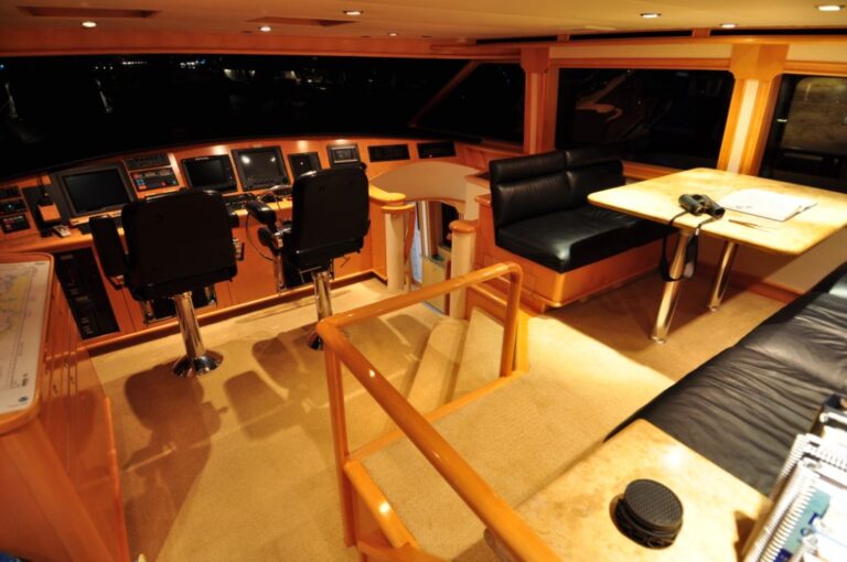 Yacht LADY DIANE II - Wheelhouse