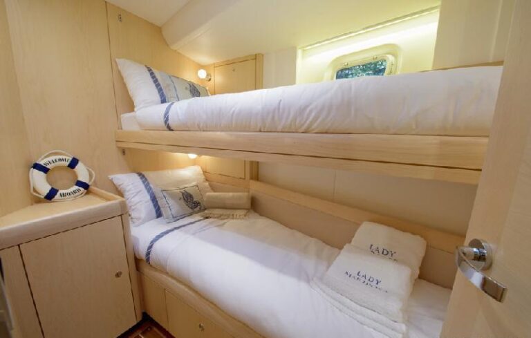 Yacht LADY MARIPOSA -  Twin Cabin