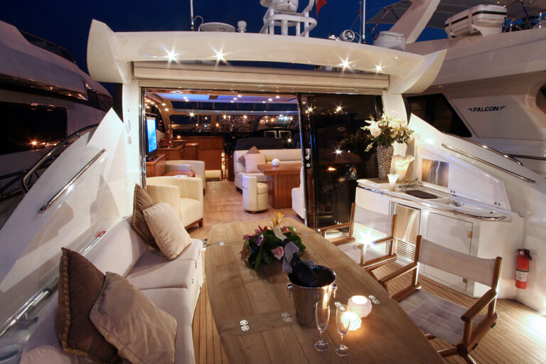 Yacht LADY T -  Cockpit