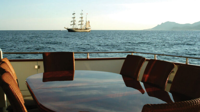 Yacht LAS BRISAS -  Aft Deck Dining