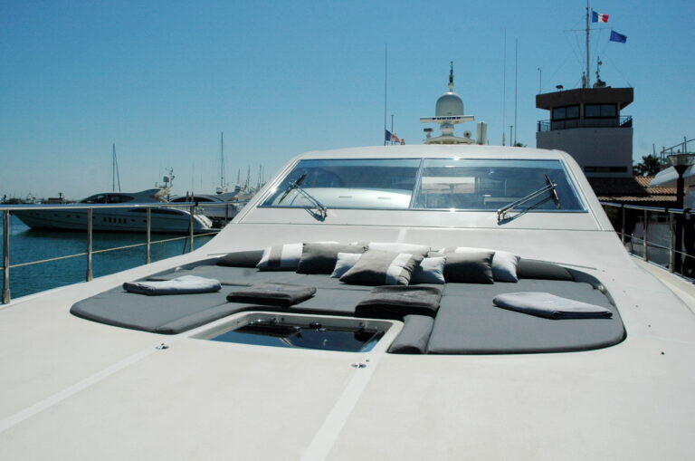 Yacht LAST CHANCE -  Foredeck